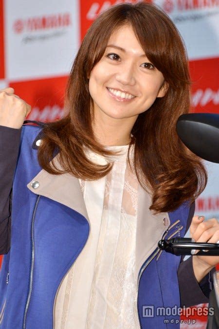 (画像1/2) 大島優子「脱ぎやがれ！」大胆“手ブラ”表紙に反響